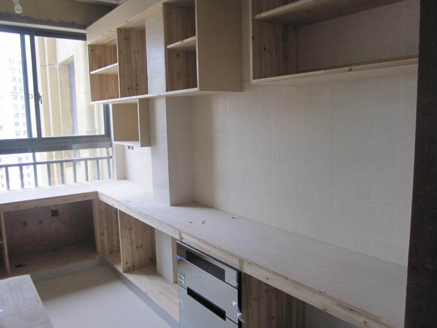 找品牌定制家具還是讓木工自制的好？